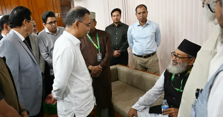 বিরোধীদলীয় এমপির সঙ্গে কথা বলছেন প্রধানমন্ত্রী